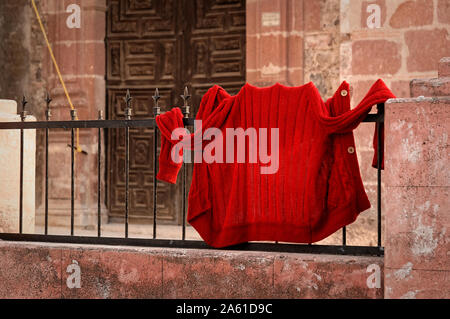 San Miguel de Allende, Guanajuato, Mexique - 5 décembre, 2004 : un chandail rouge est en face de l'église paroissiale. Banque D'Images