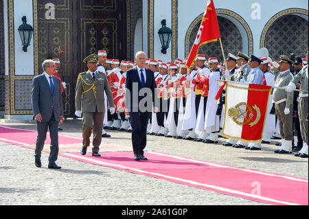 Carthage, Tunis. 23 Oct, 2019. Le nouveau président de la République Kais dit a prêté serment ce mercredi à une réunion spéciale de l'Assemblée des représentants du peuple, de devenir officiellement le troisième président de la République tunisienne a élu depuis la révolution. Après son discours à la nation, le Président Saeed est allé au palais de Carthage, où il a été reçu par le Président par intérim de la République Mohamed Ennaceur. Au cours de la réunion, le transfert aura lieu. Credit : Chokri Mahjoub/ZUMA/Alamy Fil Live News Banque D'Images