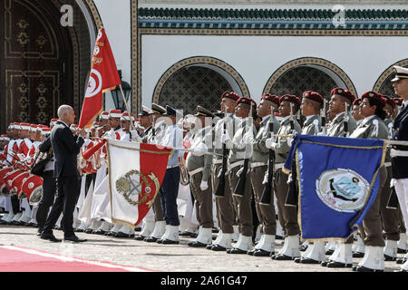 Carthage, Tunisie. 23 Oct, 2019. Kais Saied (L) embrasse le drapeau tunisien à son arrivée au palais de Carthage après sa prestation de serment où il a prêté serment comme nouveau président de la Tunisie. Credit : Khaled Nasraoui/dpa/Alamy Live News Banque D'Images