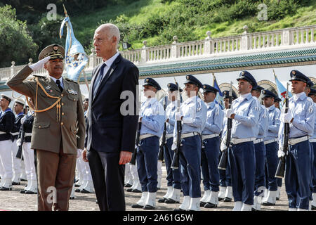 Carthage, Tunisie. 23 Oct, 2019. Kais Saied (2L) arrive au Palais de Carthage après sa prestation de serment où il a prêté serment comme nouveau président de la Tunisie. Credit : Khaled Nasraoui/dpa/Alamy Live News Banque D'Images