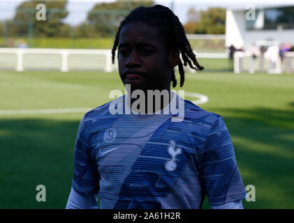 ENFIELD, Angleterre. 22 OCTOBRE : Paris Edmond Maghoma de Tottenham Hotspur lors de la pré-match warm-up au cours de l'UAFA Youth League entre Tottenham Hotsp Banque D'Images