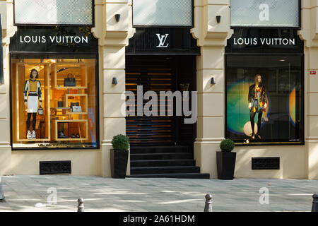 Nisantasi, Turquie - 20 octobre 2019 : Louis Vuitton Store Nisantasi sur une façade de la rue vide avec aucun peuple à dimanche. Banque D'Images