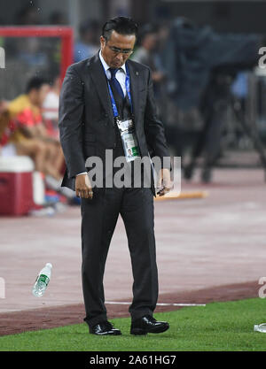 Guangzhou, Chine. 23 Oct, 2019. Tsuyoshi Otsuki, entraîneur-chef des Urawa Red Diamonds, réagit au cours de la deuxième manche de la demi-finale entre Guangzhou Evergrande de Chine et Urawa Red Diamonds du Japon à l'AFC Champions League à Guangzhou, capitale du sud de la province chinoise du Guangdong, Chine, le 23 octobre 2019. Credit : Deng Hua/Xinhua/Alamy Live News Banque D'Images