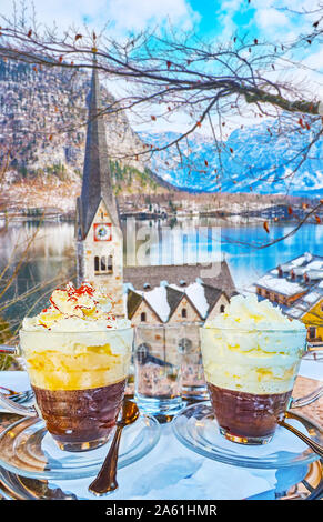 Deux tasses de café Wiener Melange verre (mélange viennois) avec de la crème fouettée au café, surplombant le lac de l'Église évangélique, Hallstattersee Dachstein, Al Banque D'Images