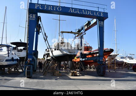 Yacht à être déplacé par un ascenseur de voyage dans un chantier naval dans le sud de l'Espagne Banque D'Images