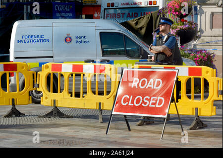 Maidstone, Kent, UK. Cordon de police proximité du centre ville un dimanche matin, tandis que des équipes de médecine légale enquêter sur la scène de plusieurs attaques à la nuit. Banque D'Images