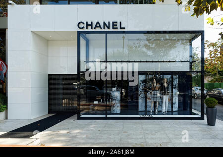 Nisantasi, Turquie - 20 octobre 2019 : Façade Magasin Nisantasi Chanel sur une rue vide avec aucun peuple à dimanche. Vue avant Banque D'Images