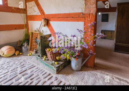 Bad Windsheim, Allemagne - 16 octobre 2019 : vue sur le sol en pierre et décoration d'automne avec des fleurs, les citrouilles et les fruits Banque D'Images