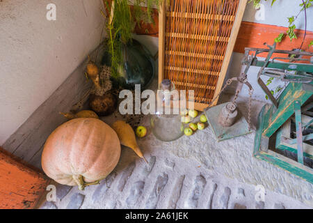 Bad Windsheim, Allemagne - 16 octobre 2019 : vue sur le sol en pierre et décoration d'automne avec des fleurs, les citrouilles et les fruits Banque D'Images