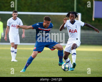 ENFIELD, Angleterre. 22 OCTOBRE : L-R Aleksandar Llic de Crvena Zvezda (Étoile rouge de Belgrade) et Paris Maghoma Edmond de Tottenham Hotspur lors de l'UAFA Yo Banque D'Images