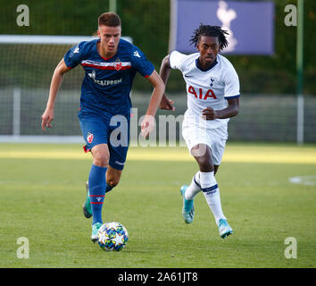 ENFIELD, Angleterre. 22 OCTOBRE : L-R Aleksandar Llic de Crvena Zvezda (Étoile rouge de Belgrade) et Paris Maghoma Edmond de Tottenham Hotspur lors de l'UAFA Yo Banque D'Images