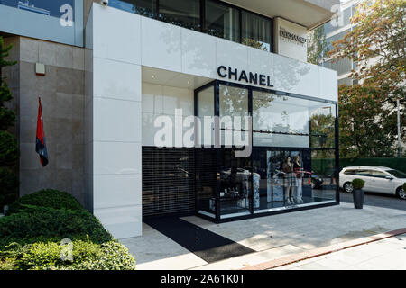 Nisantasi, Turquie - 20 octobre 2019 : Façade Magasin Nisantasi Chanel sur une rue vide avec aucun peuple à dimanche. Vue en perspective. Banque D'Images