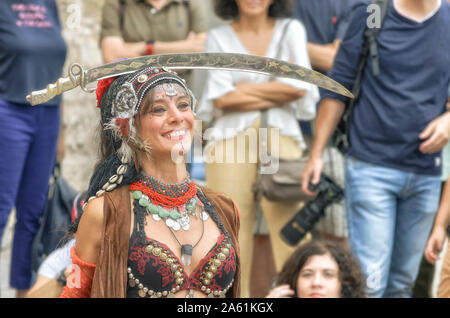 Les danses sacrées. Légales. Belle femme danse avec un sabre sur la tête, en place San Diego, au cours de la semaine du marché de rue médiévale cervantino Banque D'Images