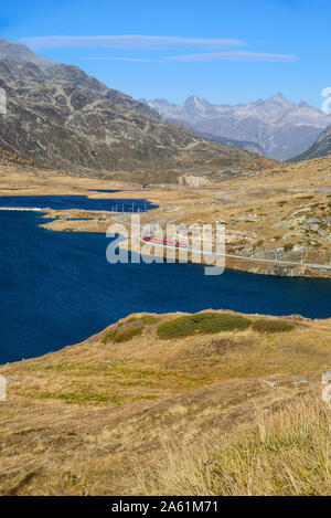 Bernina Express suis Berninapass, Lago Bianco, Grisons, Suisse, Europa Banque D'Images