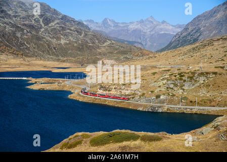 Bernina Express suis Berninapass, Lago Bianco, Grisons, Suisse, Europa Banque D'Images