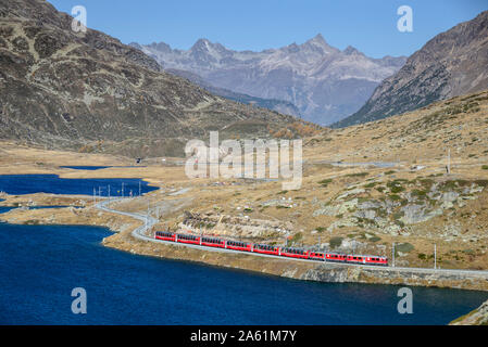 Bernina Express suis Berninapass, Lago Bianco, Grisons, Suisse, Europa Banque D'Images