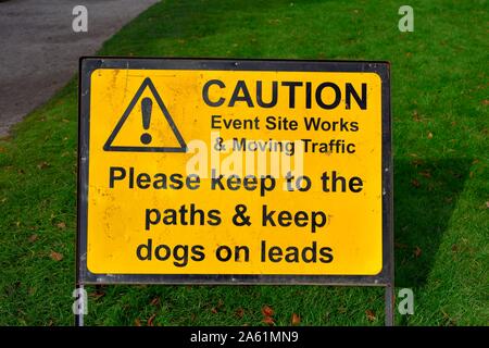 Signe d'avertissement de couleur jaune,veuillez conserver pour les chemins,Gardez les chiens en cas de travaux conduit,site,le déplacement des véhicules Banque D'Images