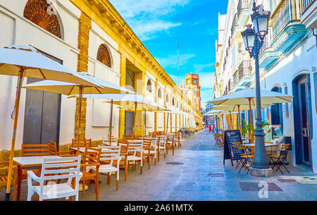 Cadix, Espagne - 19 septembre 2019 : Marcher le long de rues vides dans le vieux Cadix tôt le matin, le 19 septembre à Cadix Banque D'Images