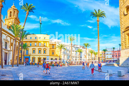 Cadix, Espagne - 19 septembre 2019 : vue panoramique sur la Plaza de la Catedral, la place centrale de la ville avec de nombreux sites historiques et les cafés Banque D'Images