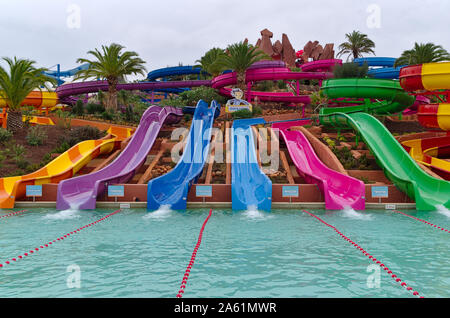 Slide and Splash Water Park, parc d'attraction touristique et célèbre de la saison estivale. Dans la région de Lagoa, Algarve, Portugal Banque D'Images