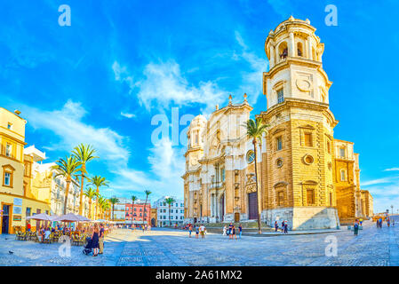 Cadix, Espagne - 19 septembre 2019 : Le magnifique ensemble de la place de la Catedral avec immense cathédrale et des petites maisons avec des cafés en plein air, sur Septembre Banque D'Images