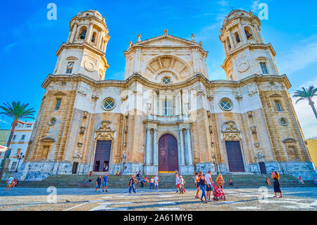 Cadix, Espagne - 19 septembre 2019 : les touristes à pied le long de la place de la Catedral L'observation d'une façade de l'immense cathédrale, le 19 septembre i Banque D'Images