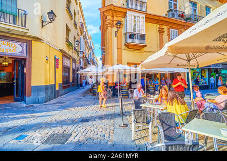 Cadix, Espagne - 19 septembre 2019 : Les restaurants traditionnels dans le vieux Cadix offre de délicieux plats de la cuisine andalouse et méditerranéenne, sur Septemb Banque D'Images