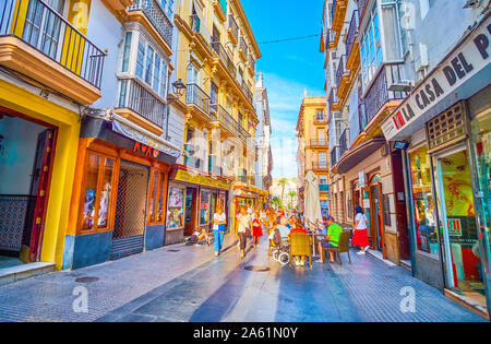 Cadix, Espagne - 19 septembre 2019 : la terrasse du restaurant est abrité dans une étroite rue commerçante Paloma, le 19 septembre à Cadix Banque D'Images