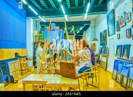 Cadix, Espagne - 19 septembre 2019 : les cours d'art de peintres à la formation, le travail en studio et de créer des peintures à l'huile sur toile, le 19 septembre dans le Cadi Banque D'Images