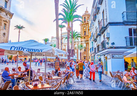 Cadix, Espagne - 19 septembre 2019 : La Plaza de la Catedral (place de la Cathédrale) avec des édifices historiques, les restaurants de plein air et de pierre médiévale Banque D'Images