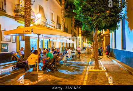 Cadix, Espagne - 19 septembre 2019 : Le poisson populaire restaurant avec terrasse extérieure dans le Barrio de la vina, quartier célèbre pour sa cuisine de fruits de mer, Banque D'Images