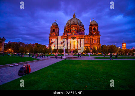 BERLIN, ALLEMAGNE - le 3 octobre 2019 : La fin de soirée dans l'île aux musées au Berliner Dom avec quelques touristes le long du parc Lustgarten, le 3 octobre dans Berl Banque D'Images