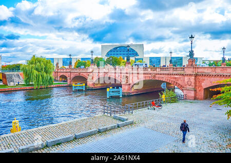 BERLIN, ALLEMAGNE - le 3 octobre 2019 : la belle pierre Moltke Pont sur la rivière Spree dans quartier central de la ville et de grandes zones pour piétons sur la th Banque D'Images