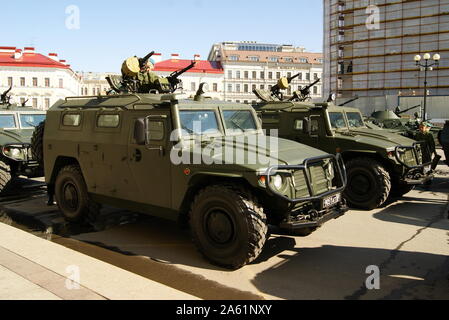 Des militaires russes et les véhicules de la préparation pour un défilé dans un Palace Square, Saint-Pétersbourg, Russie Banque D'Images