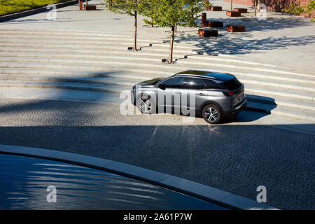 Katowice/Pologne - 27.05.2017 : Peugeot 3008 Suv garé au concert hall, vue de dessus Banque D'Images