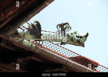 L'eau de pluie des gouttières en forme de tête de dragon sur le toit de Wawel, Cracovie, Pologne Banque D'Images