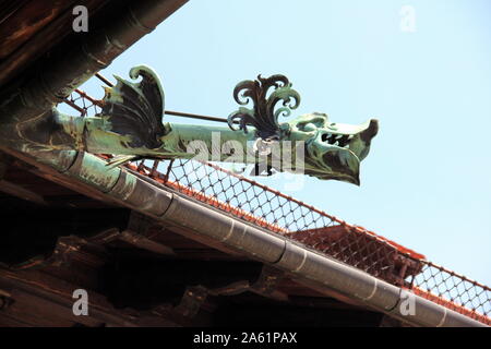 L'eau de pluie des gouttières en forme de tête de dragon sur le toit de Wawel, Cracovie, Pologne Banque D'Images