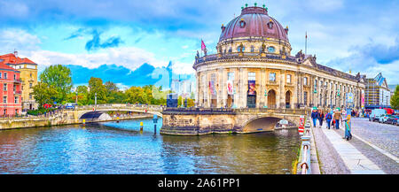 BERLIN, ALLEMAGNE - le 3 octobre 2019 : une vue panoramique sur l'extrémité nord de l'île des Musées avec son principal monument, le Musée Bode, le 3 octobre à Berlin Banque D'Images