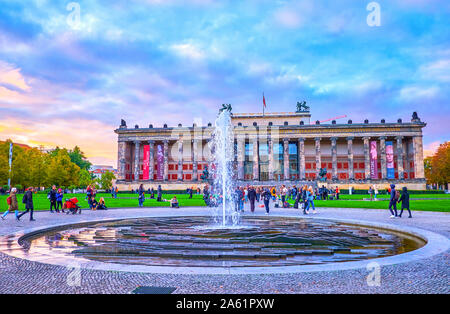 BERLIN, ALLEMAGNE - le 3 octobre 2019 : Le romantique coucher de soleil au dessus de l'île musée avec une (vieille) Altes Museum et parc Lustgarten fountai moderne Banque D'Images