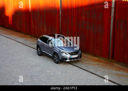 Katowice/Pologne - 27.05.2017 : Suv Peugeot 3008 parqué sur le mur avec des inscriptions dans le dialecte silésien au musée de Silésie. Inscription : i lov Banque D'Images