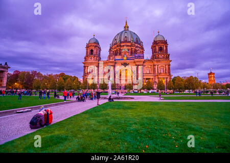 BERLIN, ALLEMAGNE - le 3 octobre 2019 : les touristes à pied dans le parc Lustgarten, jouissant de crépuscules magique et l'éclairage de Berliner Dom, le 3 octobre dans Banque D'Images