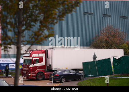 Le camion conteneur où 39 personnes ont été retrouvées mortes à l'intérieur du parc industriel de Waterglade feuilles en Grays, Essex, en direction de Tilbury Docks, sous escorte policière. PA Photo. Photo date : mercredi 23 octobre, 2019. Selon les premières indications, il y a 38 adultes et un adolescent, a annoncé la police. Le camion est de la Bulgarie et est entrée dans le pays à Holyhead, au nord du Pays de Galles, l'un des principaux port de ferries de l'Irlande. Voir l'ACTIVITÉ DE POLICE story contenant. Crédit photo doit se lire : Victoria Jones/PA Wire Banque D'Images