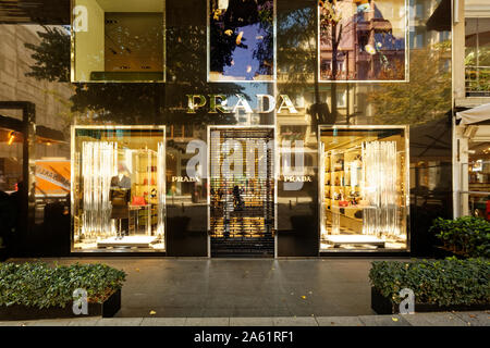 Nisantasi, Turquie - 20 octobre 2019 : Façade magasin Prada à Nisantasi sur une rue vide avec aucun peuple à dimanche. Banque D'Images