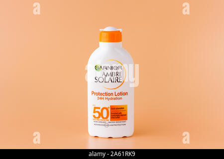 Bouteille de Garnier ambre solaire SPF 50 crème solaire, crème solaire Banque D'Images