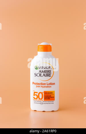 Bouteille de Garnier ambre solaire SPF 50 crème solaire, crème solaire Banque D'Images