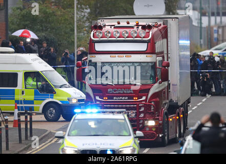 Le camion conteneur où 39 personnes ont été retrouvées mortes à l'intérieur du parc industriel de Waterglade feuilles en Grays, Essex, en direction de Tilbury Docks, sous escorte policière. Banque D'Images