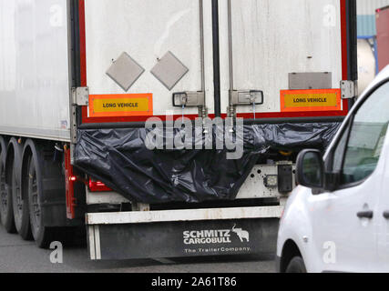 Le camion conteneur où 39 personnes ont été retrouvées mortes à l'intérieur du parc industriel de Waterglade feuilles en Grays, Essex, en direction de Tilbury Docks, sous escorte policière. Banque D'Images
