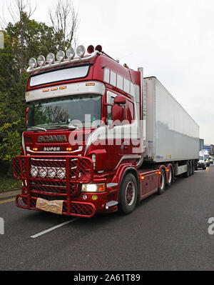 Le camion conteneur où 39 personnes ont été retrouvées mortes à l'intérieur du parc industriel de Waterglade feuilles en Grays, Essex, en direction de Tilbury Docks, sous escorte policière. Banque D'Images