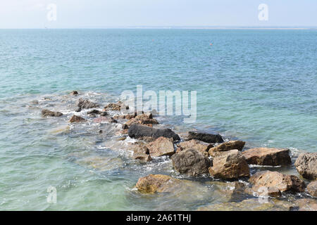 Seascape rock épi, Totland Bay, île de Wight, Royaume-Uni Banque D'Images