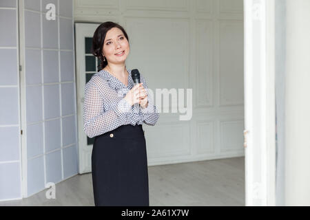 Portrait d'une belle femme asiatique avec un microphone à la performance Banque D'Images